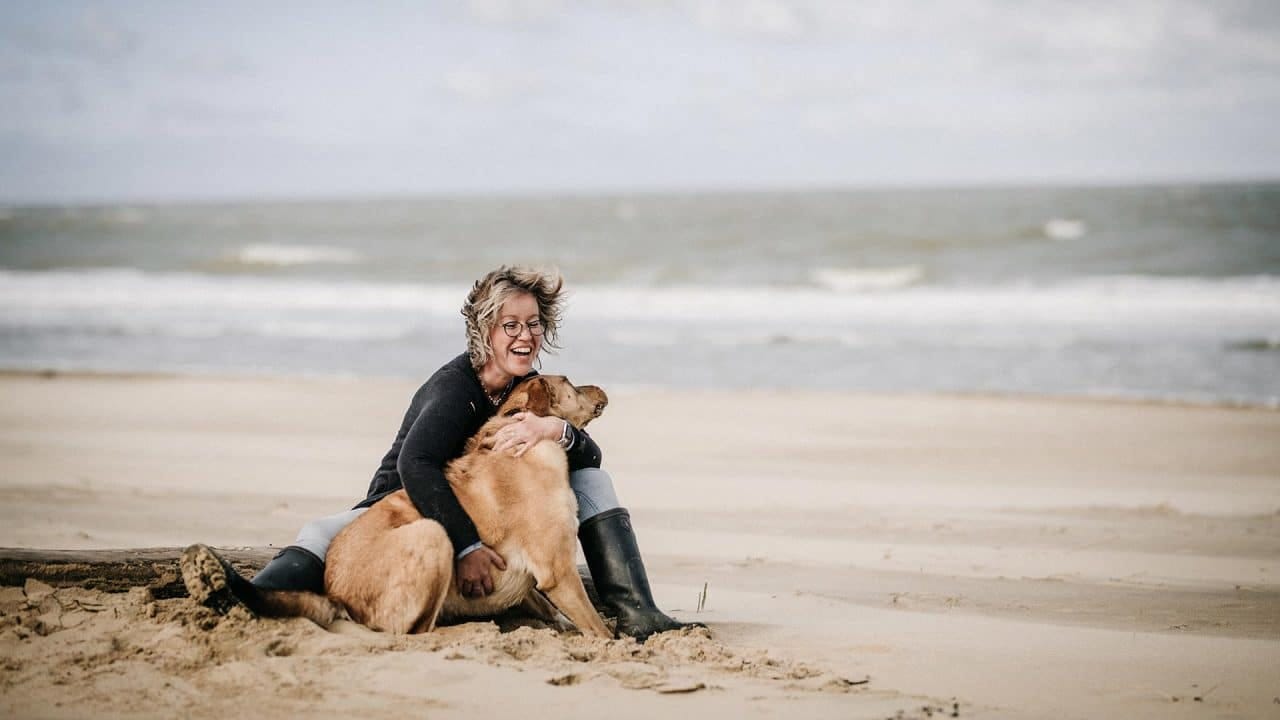 Gunda Frey am Meer, Wind im Haar